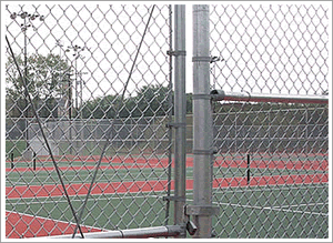 体育场上采用镀锌柱安装的镀锌勾花网护栏